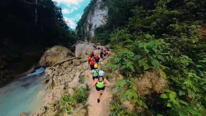 Cebu: Kawasan Falls Canyoneering Tour with Ziplining & Lunch - Shared or private, and who should choose which