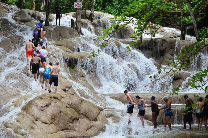 Dunns River Falls and Zipline Adventure from Ocho Ríos - Souvenir shopping before the ride back