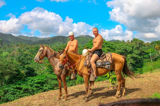 Punta Cana Zipline Adventure with Buggies and Horseback Riding - Lunch under shade after the activities